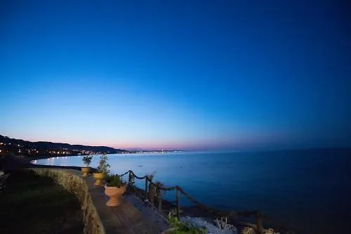 Lido Degli Scogli מלון